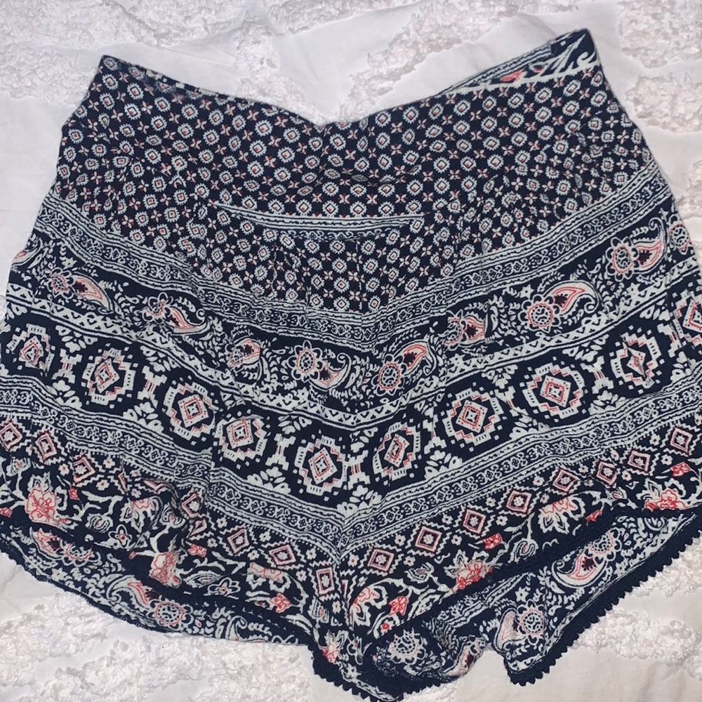 flowy patterned shorts! sz medium